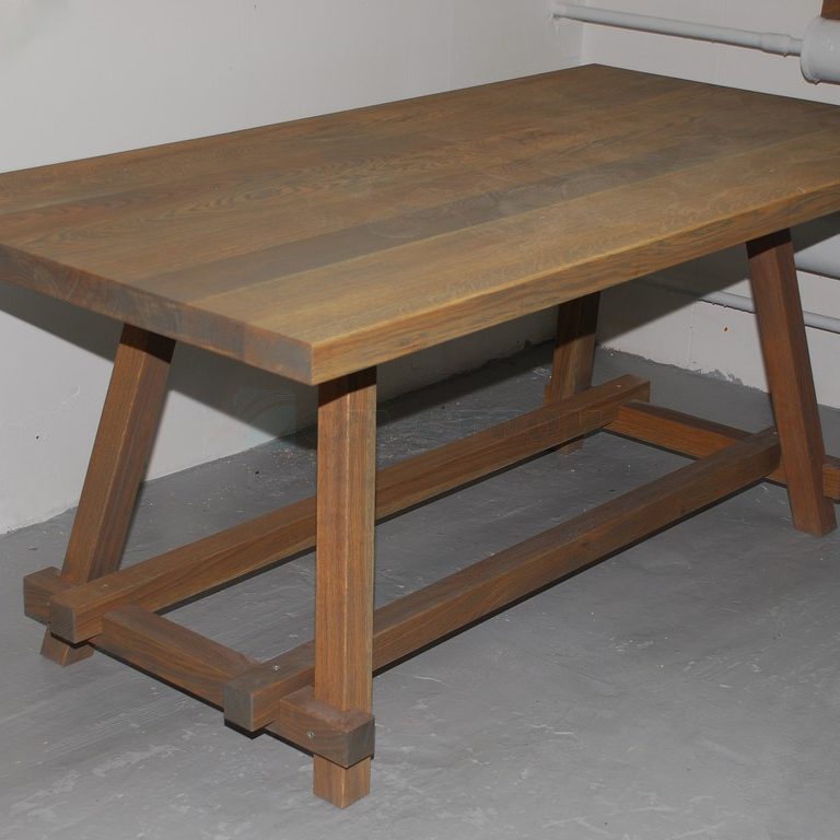 Стол обеденный большой из массива дуба